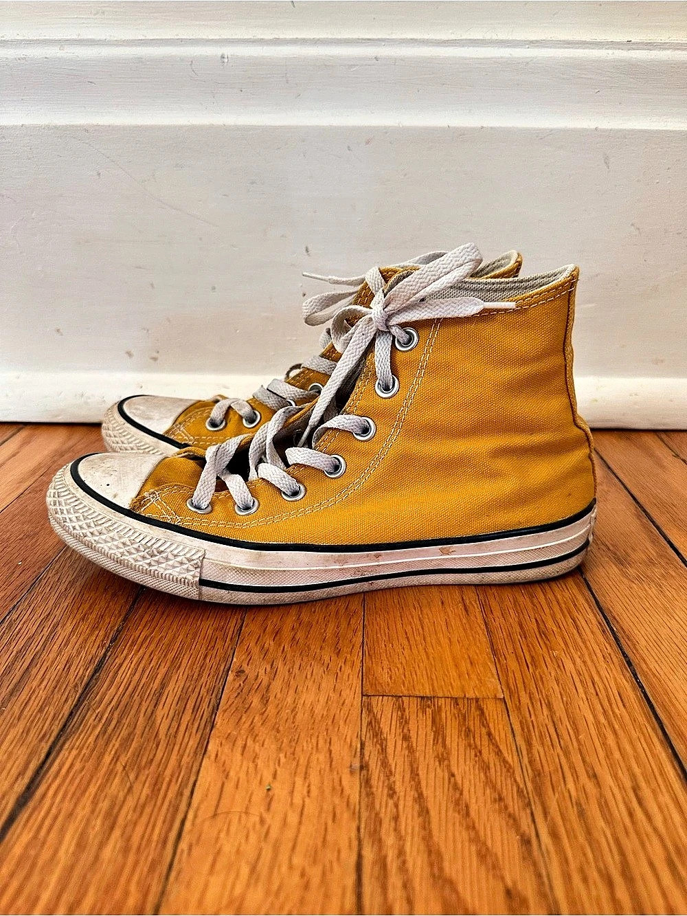 Converse Chuck Taylor All Star High Top Sneakers Yellow & White Women’s 7
